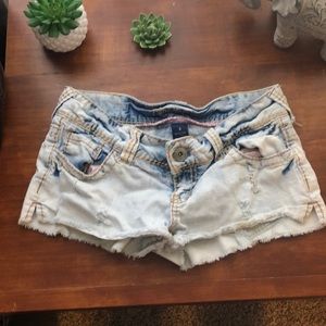 Frayed denim shorts